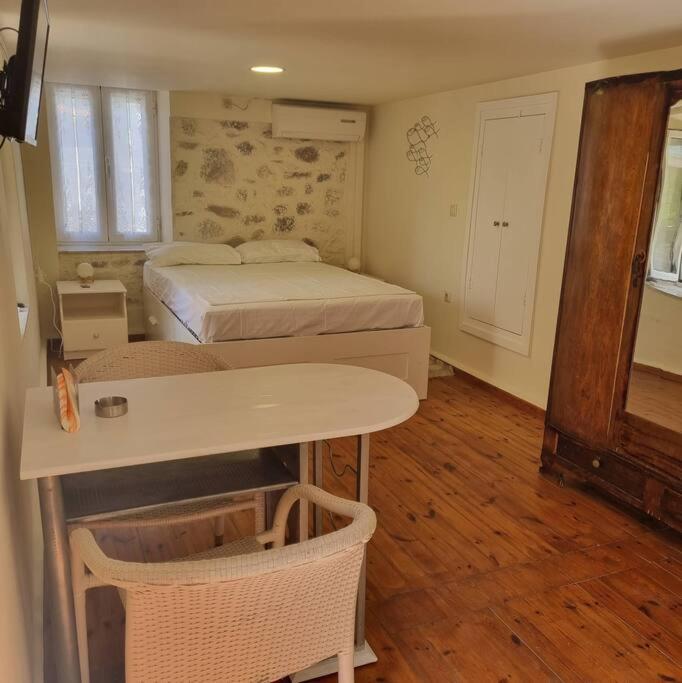 Evi'S Touch 1 Apartment Poros Town Екстериор снимка