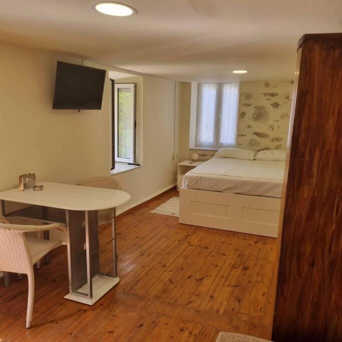 Evi'S Touch 1 Apartment Poros Town Екстериор снимка